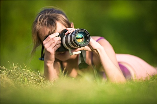漂亮,女性,摄影师,卧,草丛,可爱,夏天,拍照,摄影,镜头
