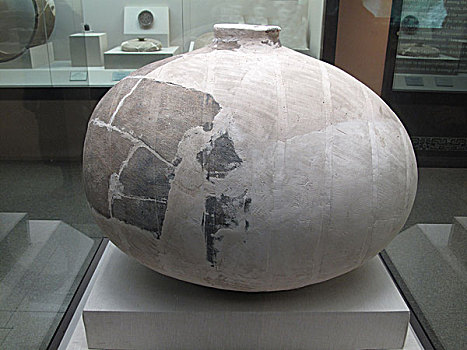 西安秦兵马俑博物馆内展示的随兵马俑出土秦代人们生活用的陶器