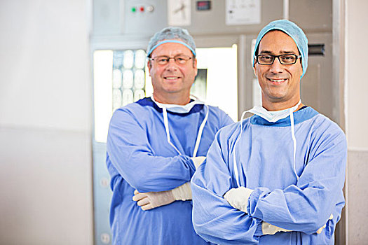 两个,微笑,医生,双臂交叉,戴着,外科,衣服,眼镜,医院