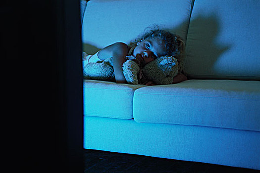 女孩,躺着,沙发,泰迪熊,看电视