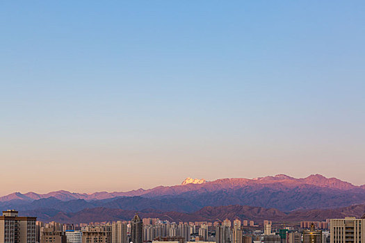 乌鲁木齐天山博格达峰下的繁华城市日落时分的景象