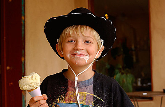 男孩,牛仔帽,吃,冰淇凌蛋卷
