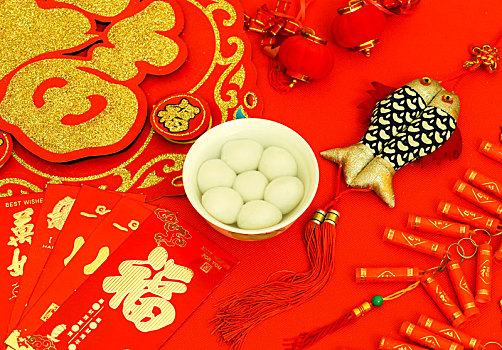 中国新年传统美食汤圆和装饰品静物组合特写