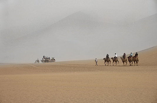 中国甘肃敦煌鸣沙山沙漠景观