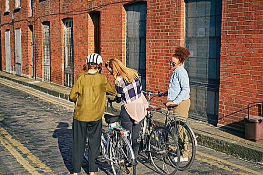后视图,女人,市区,站立,鹅卵石,道路,拿着,自行车