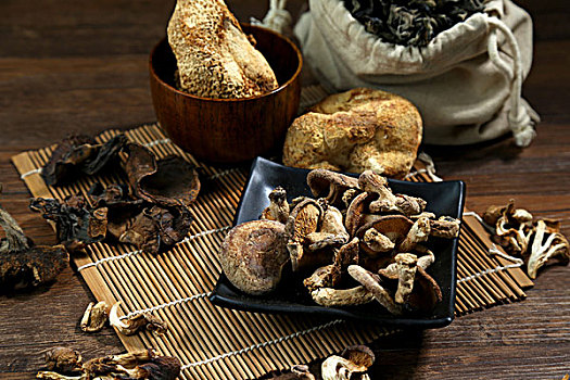 各种山货蘑菇食用菌放在木桌上
