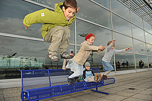 孩子,岁月,跳跃,一起,长椅,机场,法兰克福,黑森州,德国,欧洲