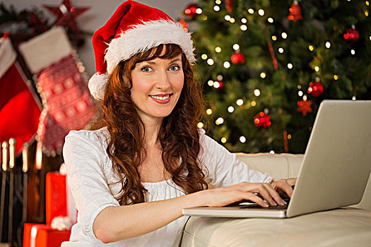 红发,圣诞帽,使用笔记本,沙发