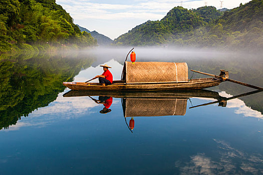 雾漫小东江,山水之间