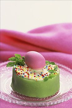 特写,小,圆,蛋糕,围绕,绿色,杏仁糊,粉色,糖果蛋,上面,布,背景
