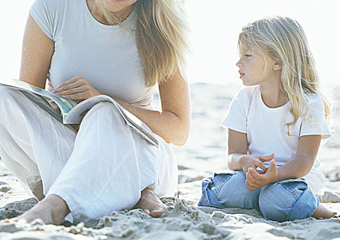 女孩,母亲,海滩,读,杂志