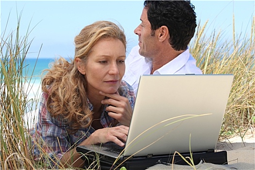 妻子,工作,笔记本电脑,海滩
