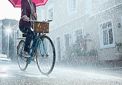 女人,骑自行车,伞,下雨,街道