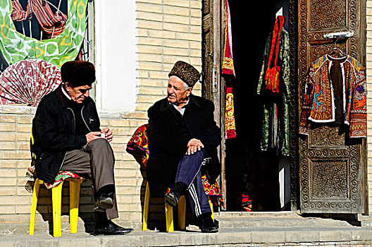 乌兹别克斯坦,布哈拉,两个男人,戴着,毛皮,交谈,正面,游客