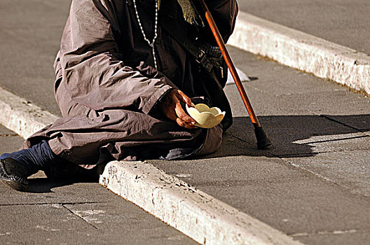 乞丐,女人,走,手杖,坐,地面,罗马,拉齐奥,区域,意大利,欧洲