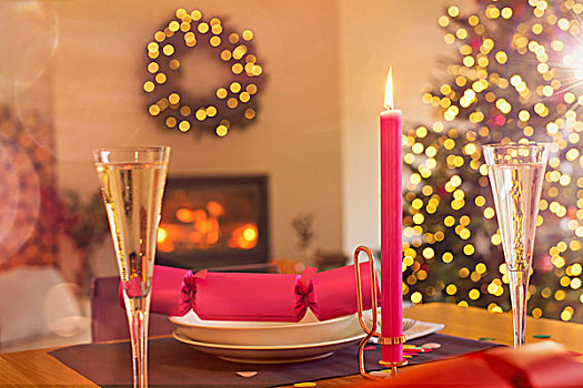 香槟酒杯,蜡烛,圣诞拉炮,环境,桌子