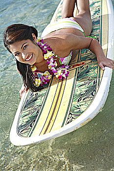 夏威夷,瓦胡岛,怀基基海滩,女青年,卧,冲浪板,水中
