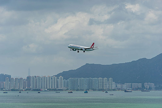 一架国泰港龙航空的客机正降落在香港国际机场