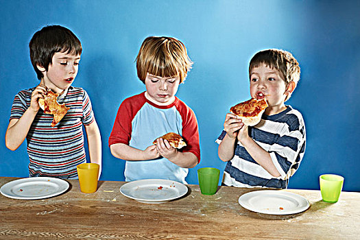 男孩,吃饭,比萨饼,桌子