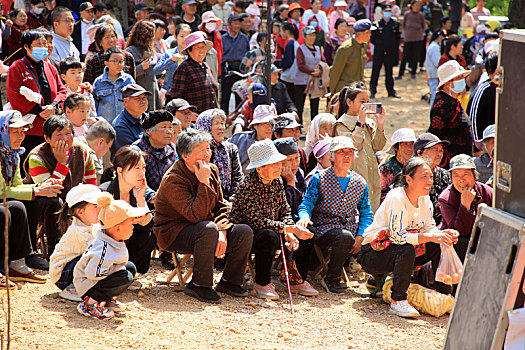 山东省日照市,600年古村落焕发生机,文艺表演引来十里八乡村民围观