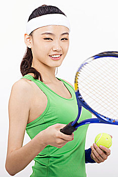 青年女性拿着网球拍