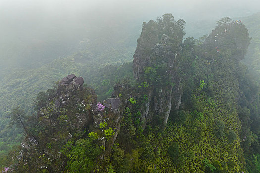 广西金秀圣堂山南山丹霞险峰雾海景观