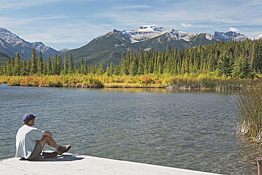 班芙国家公园,艾伯塔省,加拿大,一个,男人,坐,码头,维米里翁湖