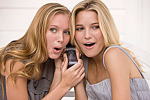 两个女人,听,交谈,手机