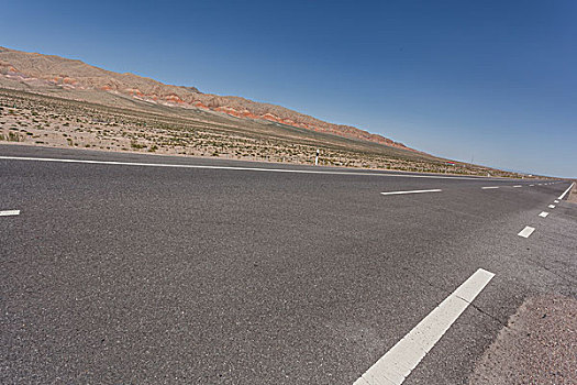 中国西部荒野道路