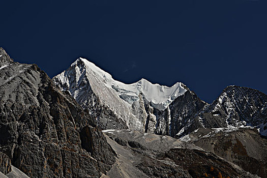 雪山蓝天秋天小道