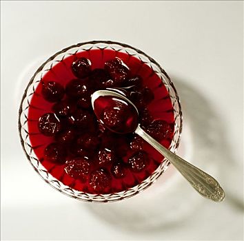 莫利洛黑樱桃,糖浆,玻璃碗