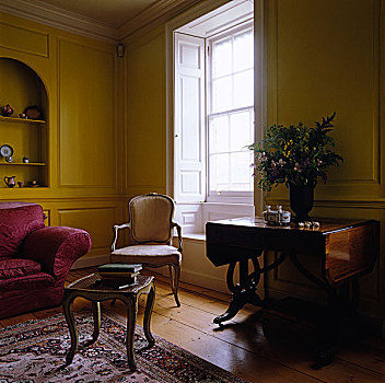 时代特征,桌子,靠近,窗户,黄色,起居室