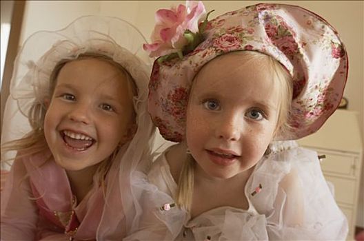 肖像,两个女孩,姿势,微笑,帽子,公主,服装