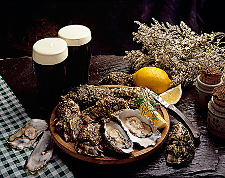 俯拍,大浅盘,牡蛎,玻璃杯,啤酒,桌子