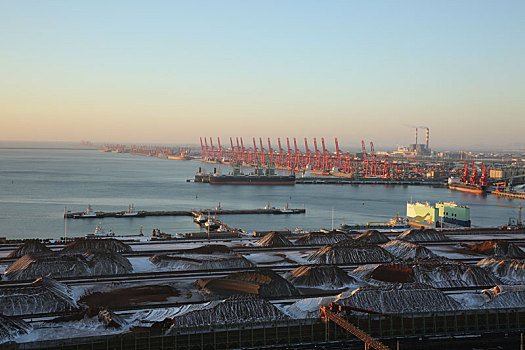 山东省日照市,雪后的日照港暖意融融,生产运输作业恢复运行