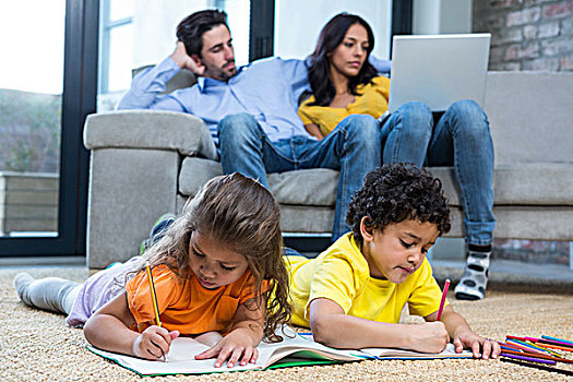 孩子,卧,地毯,绘画,客厅,父母,沙发,使用笔记本