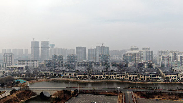 山东省日照市,新一轮冷空气来袭,天空阴云密布笼罩城市建筑