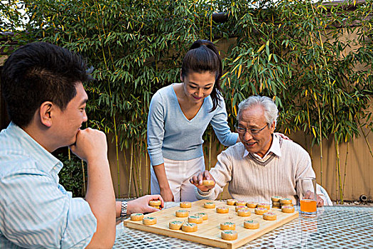 父子在庭院里下棋