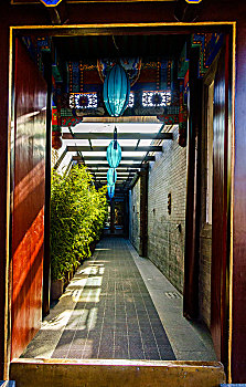 朱红色中国建筑大门与廊道