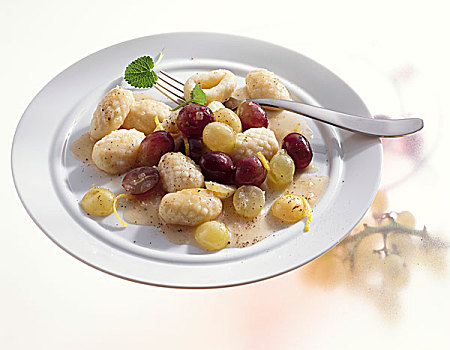 意大利汤团,葡萄,蔬菜炖肉