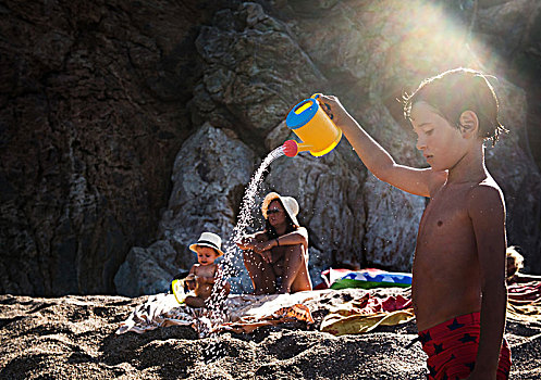 男孩,海滩,泼洒,玩具,洒水壶,加泰罗尼亚,西班牙
