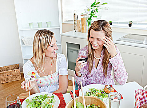 两个女人,厨房,交谈,吃,沙拉,玻璃杯,红酒