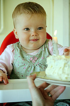宝贝女孩微笑,随着,第一个生日蛋糕