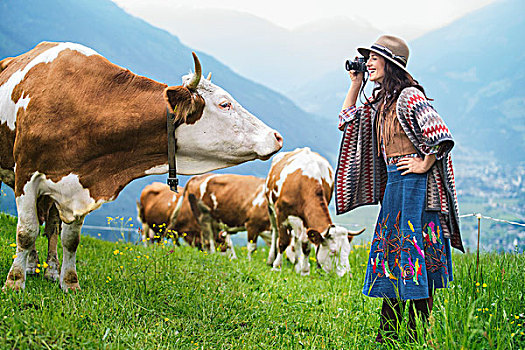 女人,戴着,粗斜纹棉布,裙子,雨披,拍照,母牛