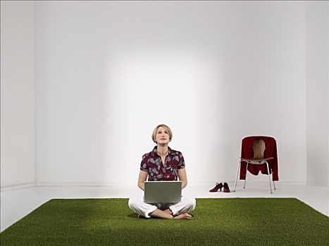 坐,女人,草地,笔记本电脑