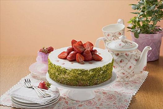草莓酸奶,蛋糕,开心果