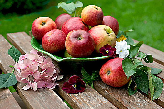 皇家,节日,红苹果,绿色,碗,八仙花属,三色堇,花,木质,花园桌
