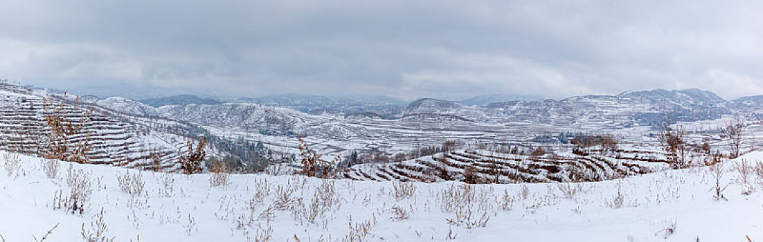 云南昭通大山包冬季雪山蜿蜒田野