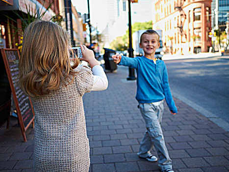 女孩,照相,男孩,正面,街道,多伦多,安大略省,加拿大