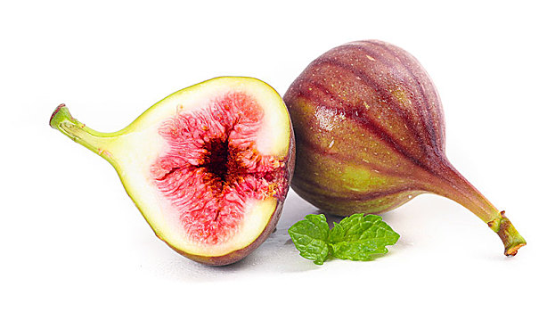 切开的无花果放在白底上